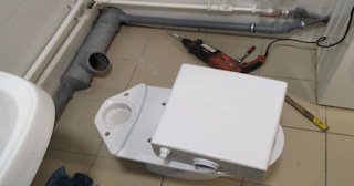 Установка напольного унитаза в Долгопрудном: монтаж под ключ от СантехДомДлг от 5142 рублей.